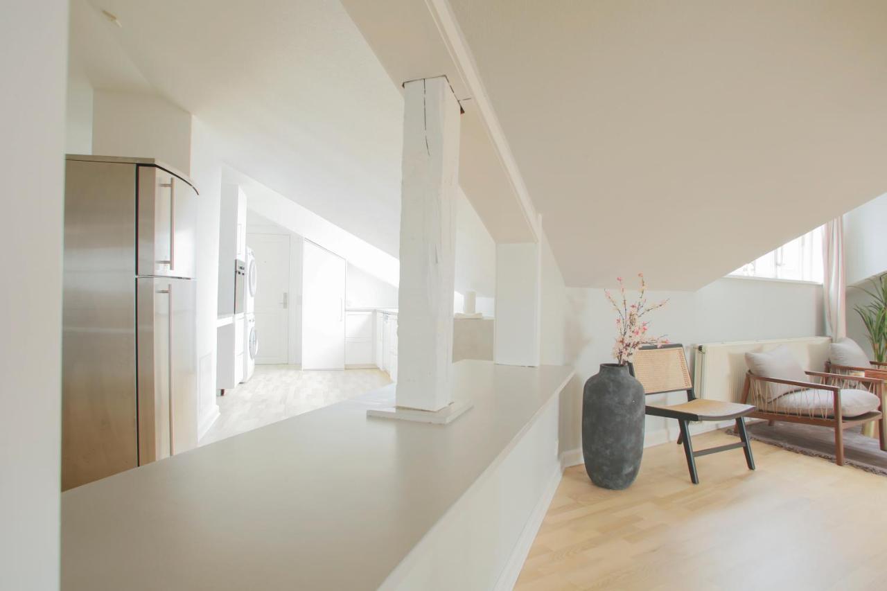Unique 5 Bedroom W Exposed Beams In * København